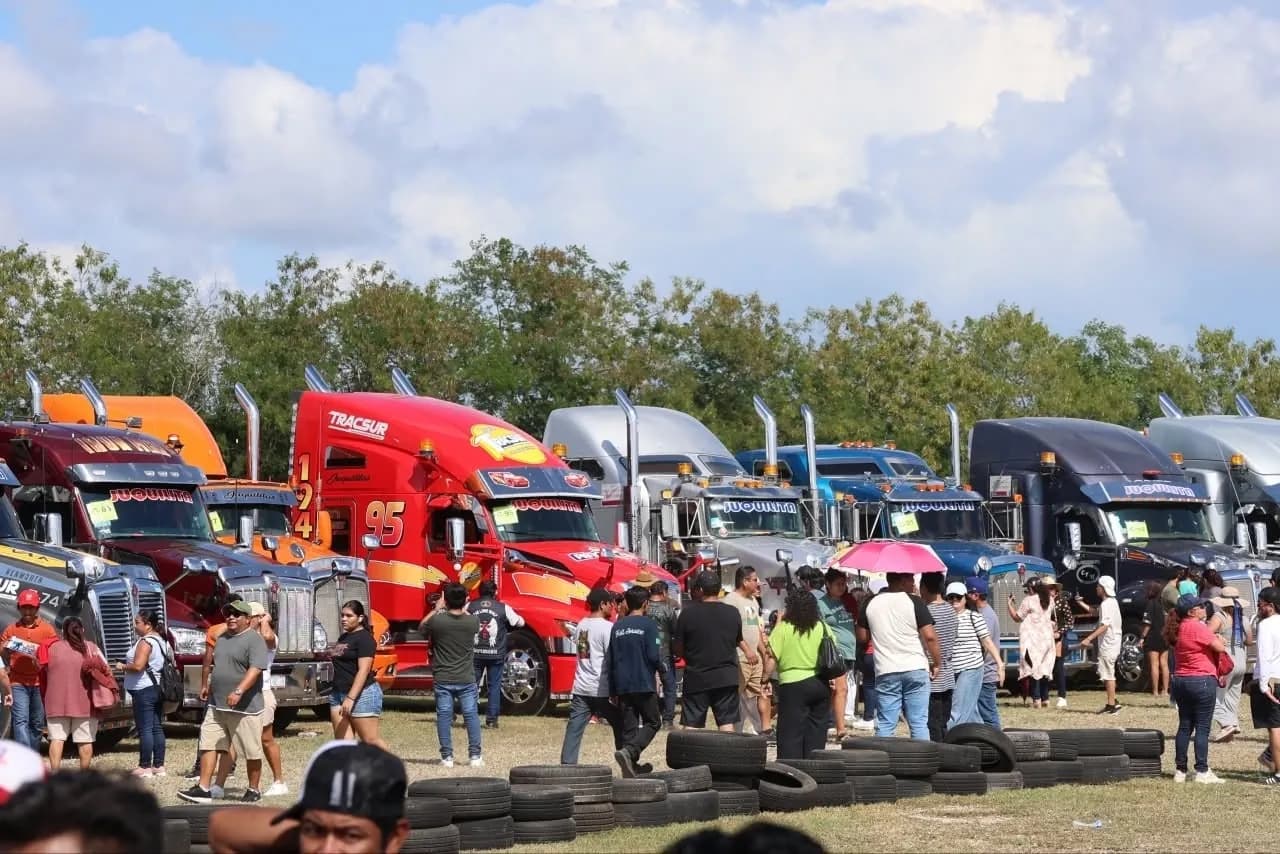 Público entre los tráileres de exhibición