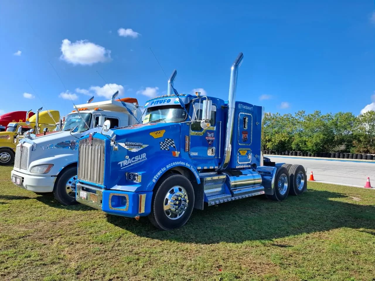 Tractocamión azul en la exhibición