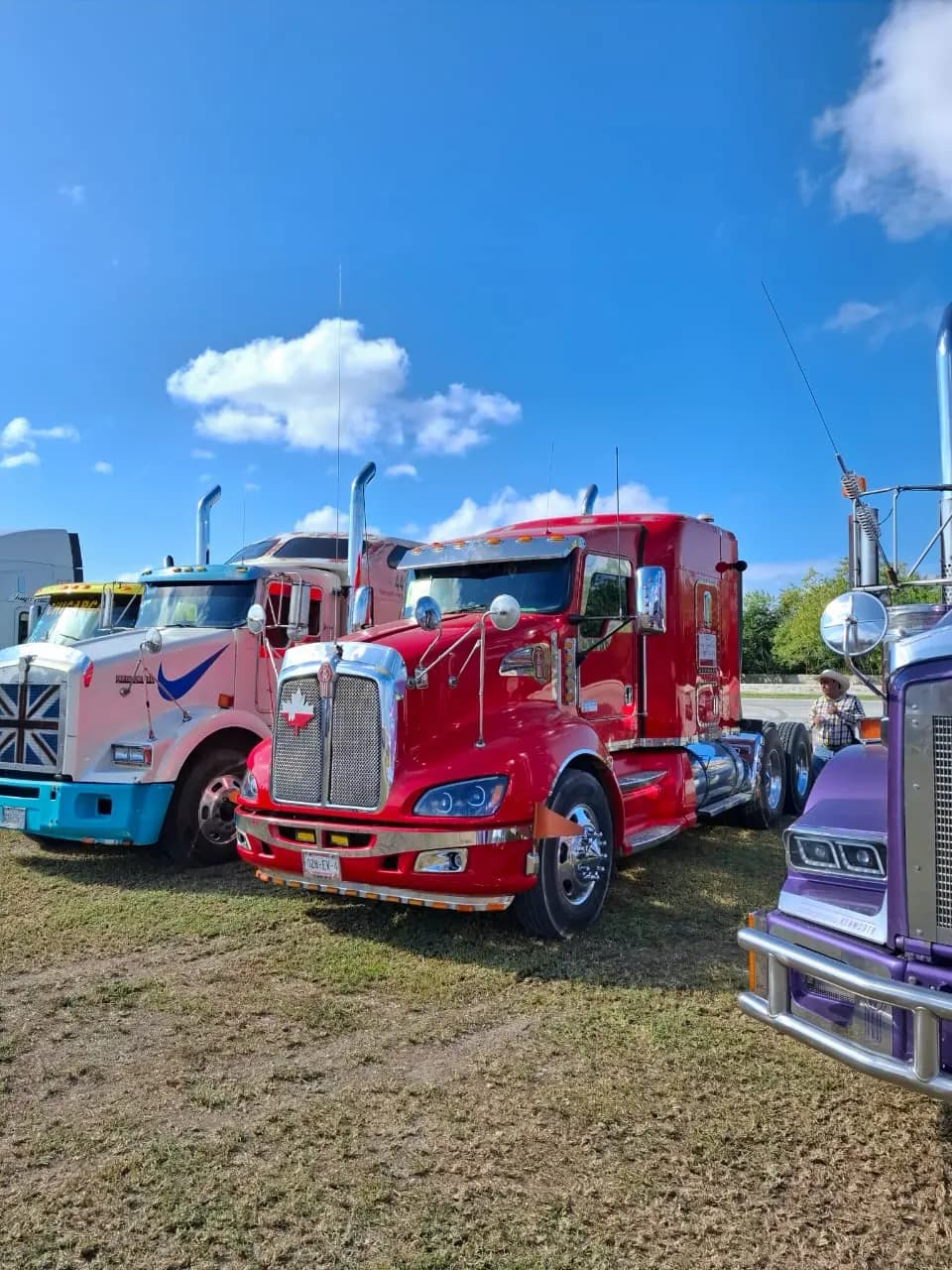 Tractocamiones estacionados en la exhibición
